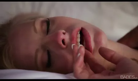 دانش آموز در فیلم زن و مرد سکسی دهان