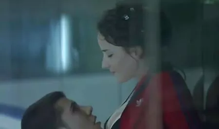 با sexزن زیبا یک خدمتکار شلوغ