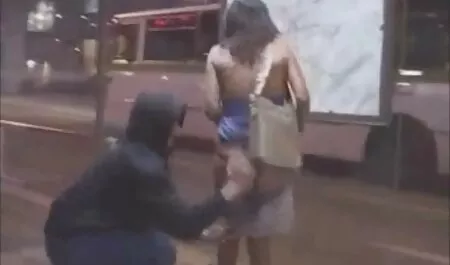 زن و شوهر روسی در یک ساحل لیس زدنکیر وحشی پیچ و تاب می چرخند و عشق را می چرخانند