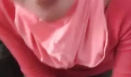 لزبین ها در آشپزخانه یکدیگر داستان سکسی زنا را نوازش می کنند